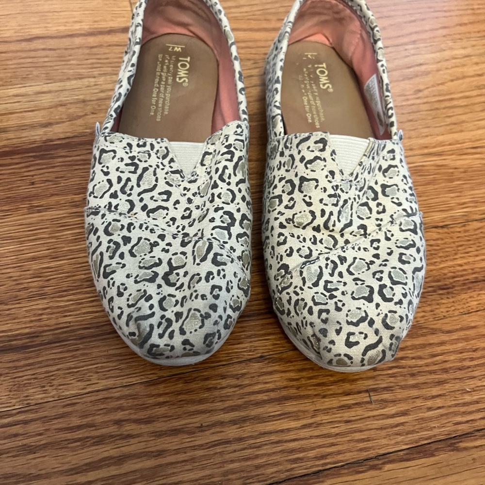 Toms Tan and Black Leopard Print Flats